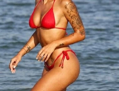 Από τα τερέν των γηπέδων και τις λάσπες του ριάλιτι επιβίωσης στο πλευρό γνωστού τραγουδιστή (φώτο)